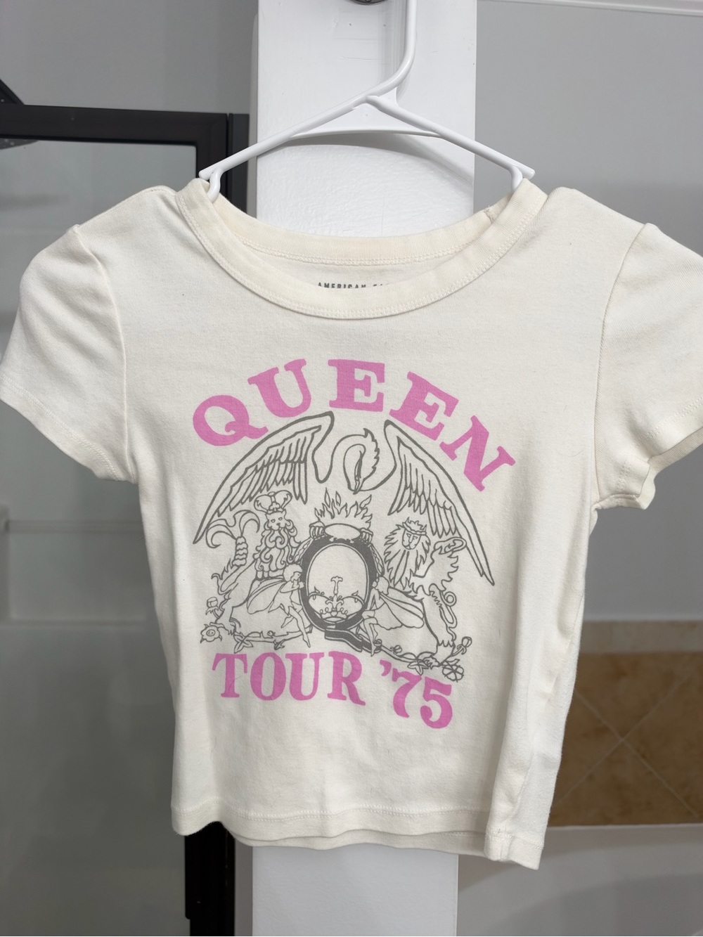 Classic Queen 'Tour '75' Babydoll crop - Cream/Pink